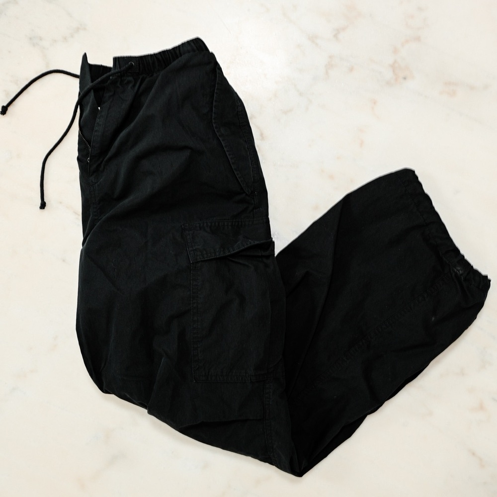 Women’s Aritzia (TNA) Black Cargo Pants - Size Medium